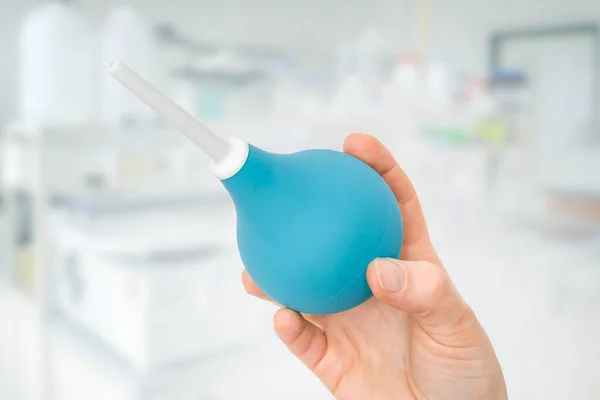 Enema Mano Del Médico Sobre Fondo Laboratorio Concepto Estreñimiento —  Fotos de Stock