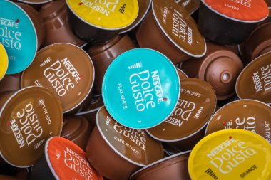 SLANY, CZECH Cumhuriyet - 22 Nisan 2020: Nescafe Dolce Gusto kapsülleri arka plan