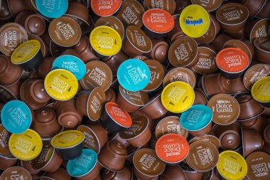 SLANY, CZECH Cumhuriyet - 22 Nisan 2020: Nescafe Dolce Gusto kapsülleri arka plan