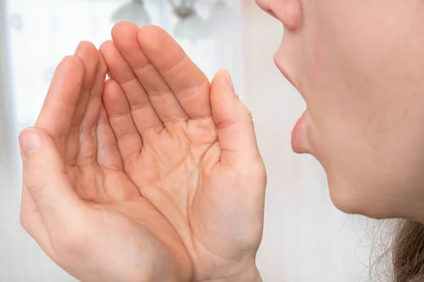 Frau Kontrolliert Ihren Atem Den Handflächen Mundgeruchsproblem — Stockfoto