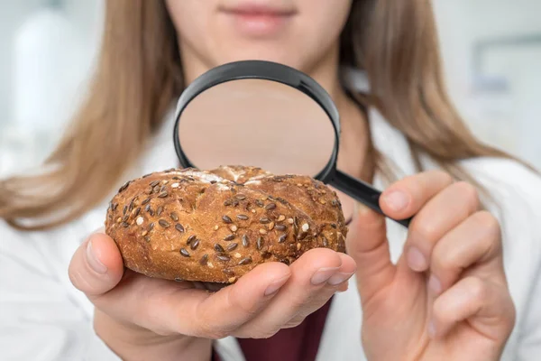 Wetenschapper Onderzoekt Een Kaiser Broodje Met Vergrootglas Ongezonde Gevaarlijke Ingrediënten — Stockfoto