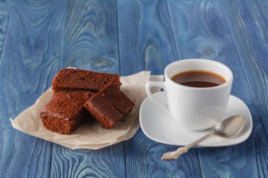 Taze yapılmış kahve ve kek ahşap t ile Kahvaltı