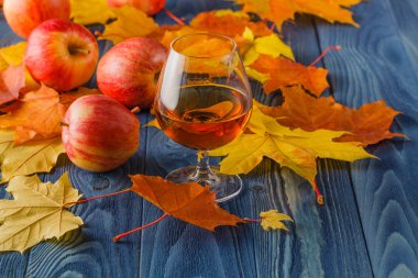 bardak konyak masada. Meyveli brendi hizmet vermektedir.