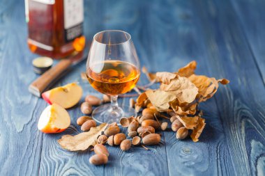 Bir yudum cam grunge ahşap bir masa üzerinde sarı renkli brendi ile