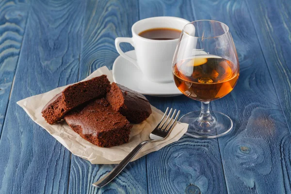 Kaffee und Trinken. Tasse Kaffee und Cognac Brandy Whiskey Aperit — Stockfoto