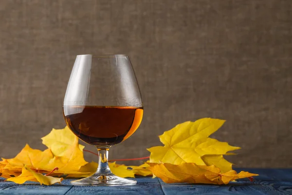 Verre de cognac, Thanksgiving ou table d'automne . — Photo