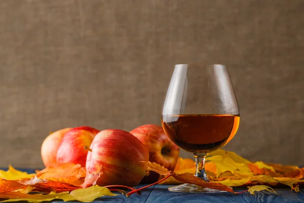 Copos de conhaque na mesa. Serve conhaque de frutas . — Fotografia de Stock