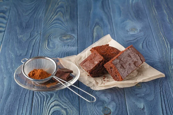 Köstliche vegetarische Brownie-Scheibe für Gourmet auf Holztisch — Stockfoto
