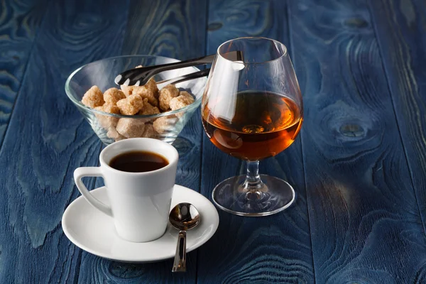 Närbild av ett glas konjak och kaffe — Stockfoto