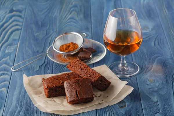 Stapel von drei Stücken Schokolade Brownie Kuchen auf einer hölzernen Rückseite — Stockfoto