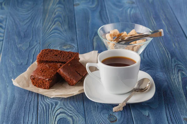 Espresso mit Kuchen auf dem Tisch — Stockfoto