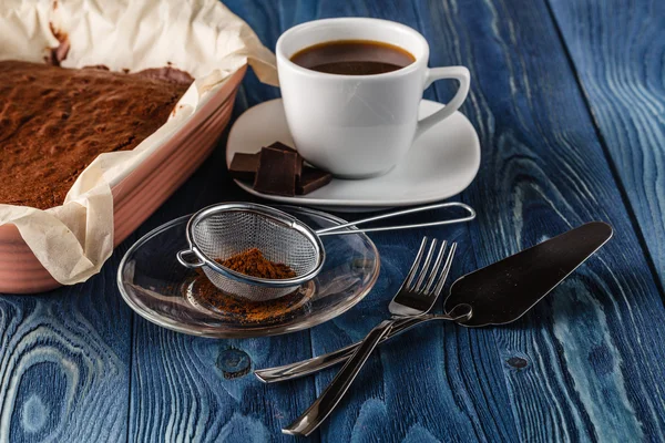 Hausgemachte Schokolade Brownie in Backform nur aus dem Ofen auf dunkel — Stockfoto