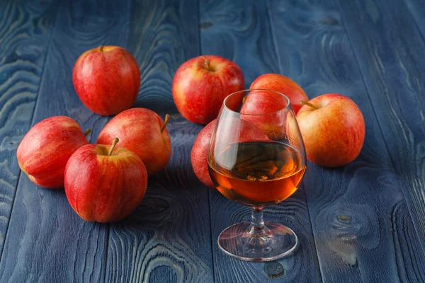 Glas Calvados Brandy und rote Äpfel — Stockfoto