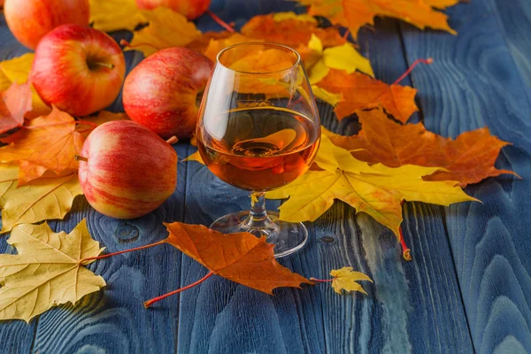 Hög vinkel vy av glas Calvados på rustika träbord med — Stockfoto