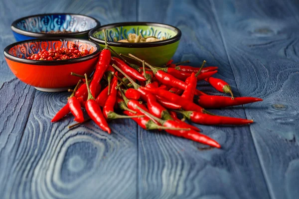 Rote Chilischoten in Schüssel auf rustikalem Holz background.space fo — Stockfoto