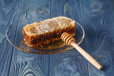 Seramik plaka üzerinde eski ahşap masa üzerinde petek