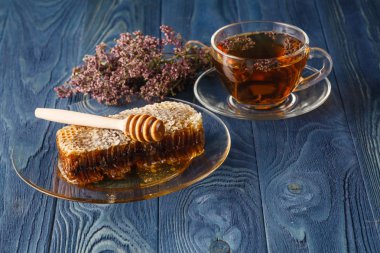 Tarak ve masaya çiçek tatlım