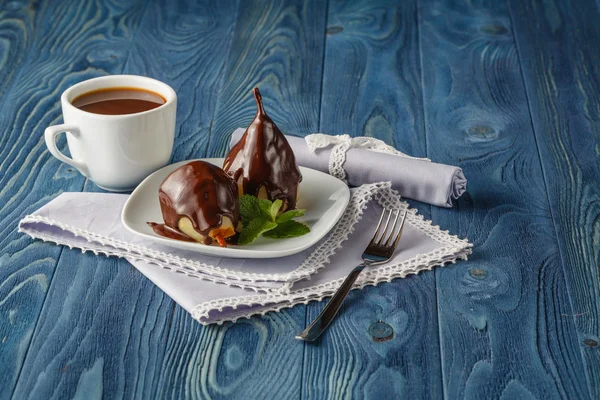 Peras en jarabe de caramelo con menta en un plato blanco con chocolate — Foto de Stock