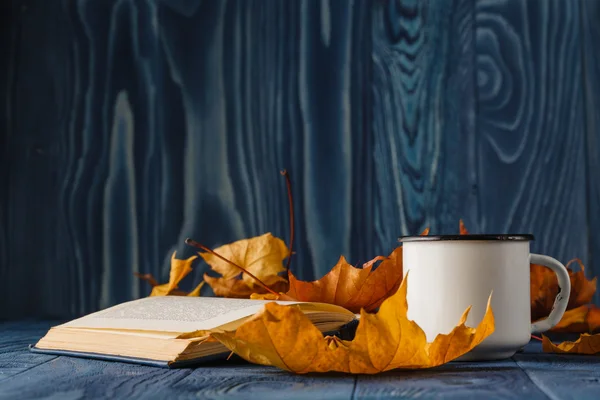 차 지혜 서와 나무 테이블에가 잎의 컵 — 스톡 사진