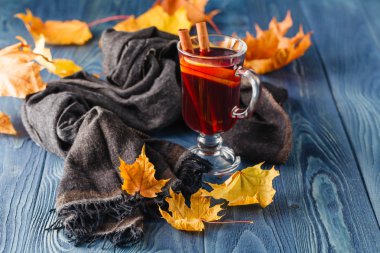 Baharat (cinamon, yıldız anason) ve limon k ile sıcak Mulled şarap