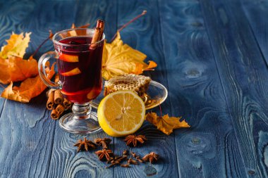 Baharatlar ve sonbahar dekor ahşap masa üzerinde mulled şarap
