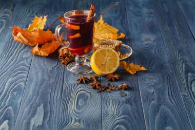 Mulled şarap ve baharat ile sonbahar arka plan