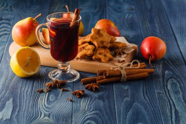 Tarçın ve anason, seçici odak ile mulled şarap