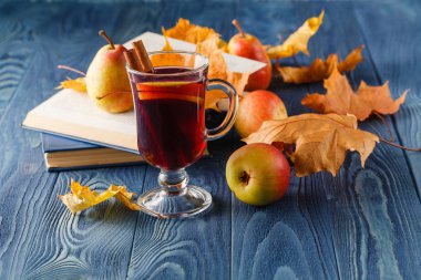 Sonbahar Natürmort: mulled şarap tarçın, armut, sonbahar Reaply ile