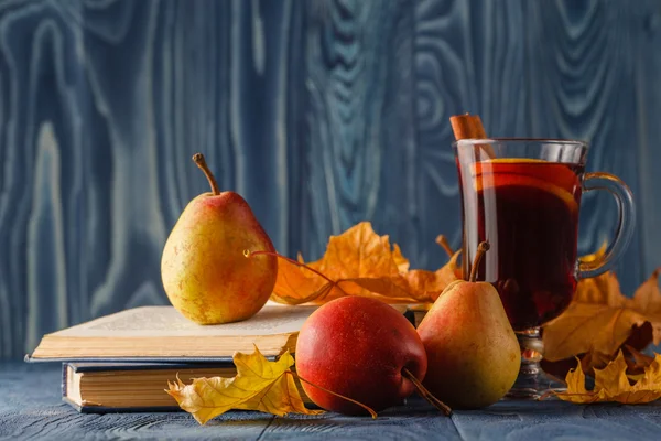 Nature morte d'automne : vin chaud à la cannelle, poire, feuilles d'automne — Photo