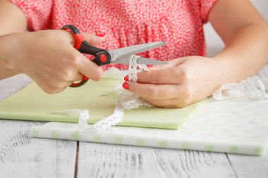 terzi dikiş aksesuar arka plan iş parçacığı üzerinde eller