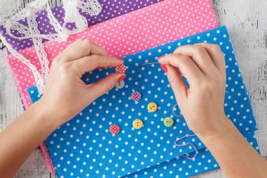 el tutma iğne dikmek bir düğme