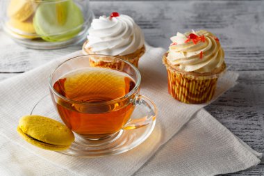 Siyah kahve ile renkli macarons Fransız. Tatlı Hazza