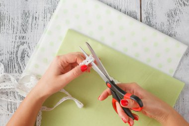 terzi kumaş bir tabloda bir desen dışarı keser