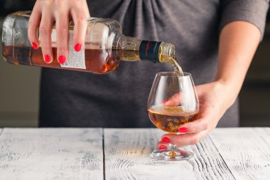 Alkolizm Başlat. Erkek koyu tonda masada Şarap kadehi almak