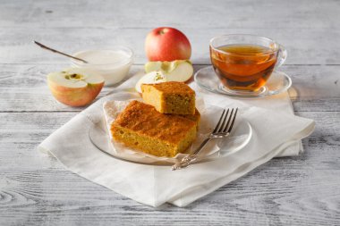 beyaz cam tabakta çikolata ile çay brownie kek