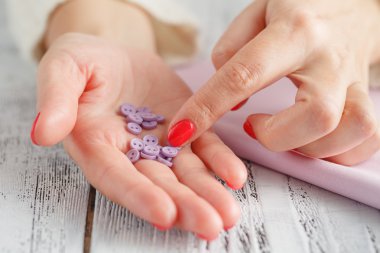 Renkli düğmelerle dolu eller