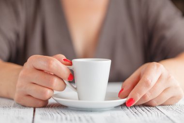 Kahve Tablo kadınların elinde