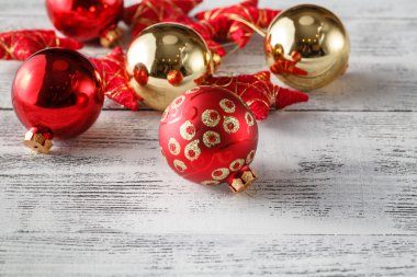 Ahşap arka planda Noel süslemesi