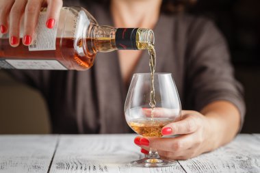 Alkolizm Başlat. Erkek koyu tonda masada Şarap kadehi almak