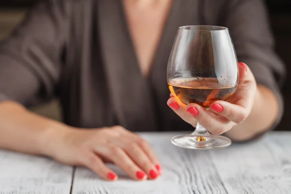 Femme buvant de l'alcool sur fond sombre. Focus sur le verre à vin — Photo