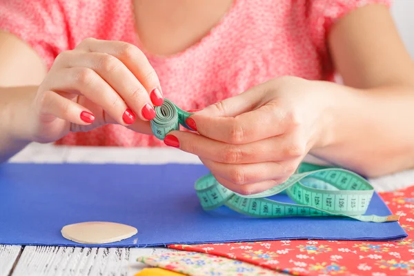 Una mujer está haciendo costuras con otros equipos de bordado en un —  Fotos de Stock