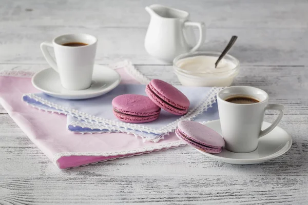 Shabby chic style coffee cup and plate with macaroon cookie — Stock Photo, Image