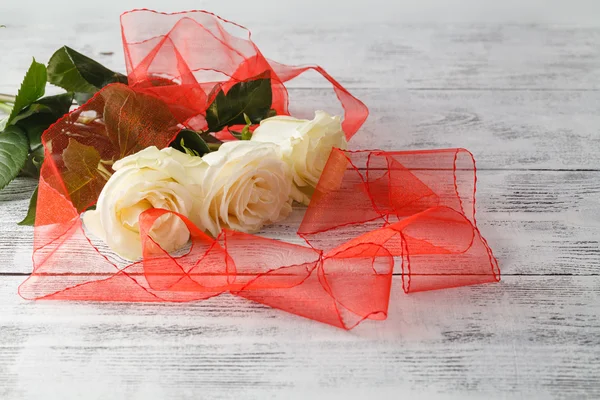 Троянди і стрічками на дерев'яні дошки, день Святого Валентина фону, — стокове фото