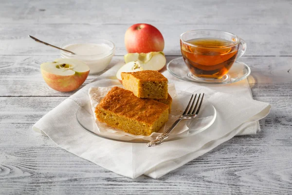 beyaz cam tabakta çikolata ile çay brownie kek