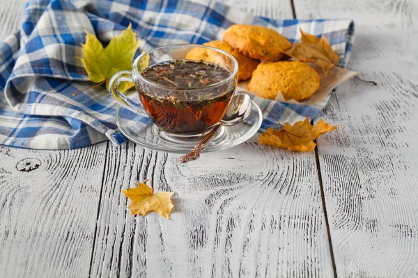 Šálek horkého čaje a podzimní listí — Stock fotografie