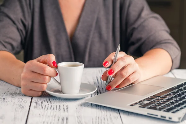 Wanita menggunakan laptop dengan secangkir kopi — Stok Foto