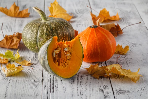 Cadre rustique d'automne avec une citrouille, feuilles de bois rustique avec copie — Photo