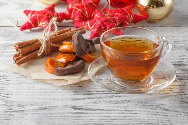 Glass cup of tea with anise, cinnamon and citrus fruits winter d — Stock Photo, Image