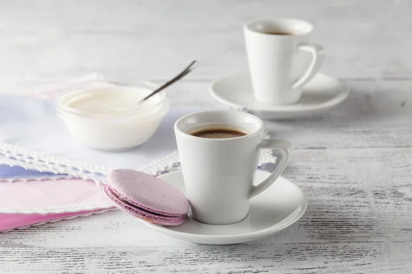 Zwei Tassen Kaffee auf schäbigem Chic-Hintergrund — Stockfoto