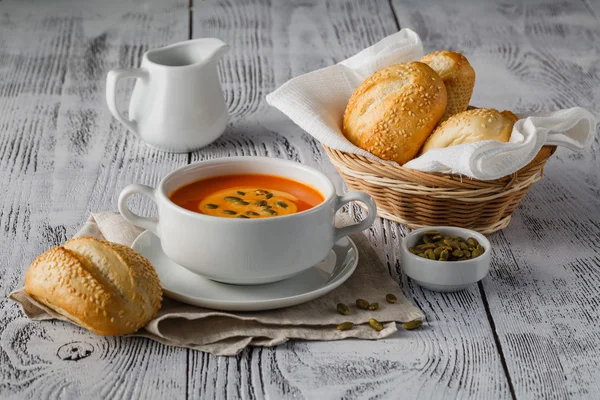 Domowe jesień Butternut Squash zupa z chlebem — Zdjęcie stockowe